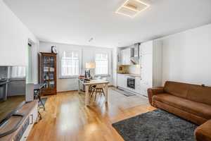 AIGNER - Helle 2-Zimmer-Wohnung mit Loggia in begehrter Lage Nymphenburgs – München – Vorschaubild 1