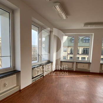 Bestens angebunden über Berlin Hauptbahnhof mit Tiefgarage. combine Transaction.