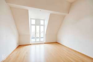 Wertstabil investieren in begehrter Berliner Lage / 2-Zimmer-DG-Wohnung am Adenauerplatz – Die vollständige Adresse der Immobilie erhältst du vom Anbieter., 10707 Wilmersdorf, Berlin – Vorschaubild 3