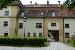 Denkmalgeschütztes Wohnhaus mit neuer Zentralheizung als Teil der historischen Schlossanlage – Die vollständige Adresse der Immobilie erhältst du vom Anbieter., 91743 Unterschwaningen – Vorschaubild 2