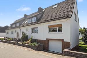 Vielseitige Doppelhaushälfte mit Potenzial für zwei Wohneinheiten in Bad Berleburg – Die vollständige Adresse der Immobilie erhältst du vom Anbieter., 57319 Bad Berleburg – Vorschaubild 2