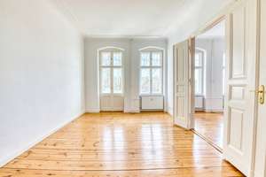 Bezugsfreie 2-Zimmer-Altbauwohnung mit Gäste-WC und Balkon