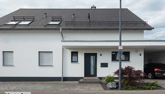 Bild von Einfamilienhaus mit Doppelgarage und Außenpool - provisionsfrei