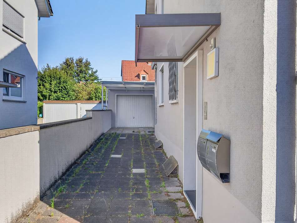 Hofeinfahrt mit Garage
