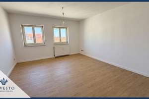Frisch renovierte 2-Zimmer-Dachgeschosswohnung mit ca. 58,80 m² Wohnfläche und Einbauküche.