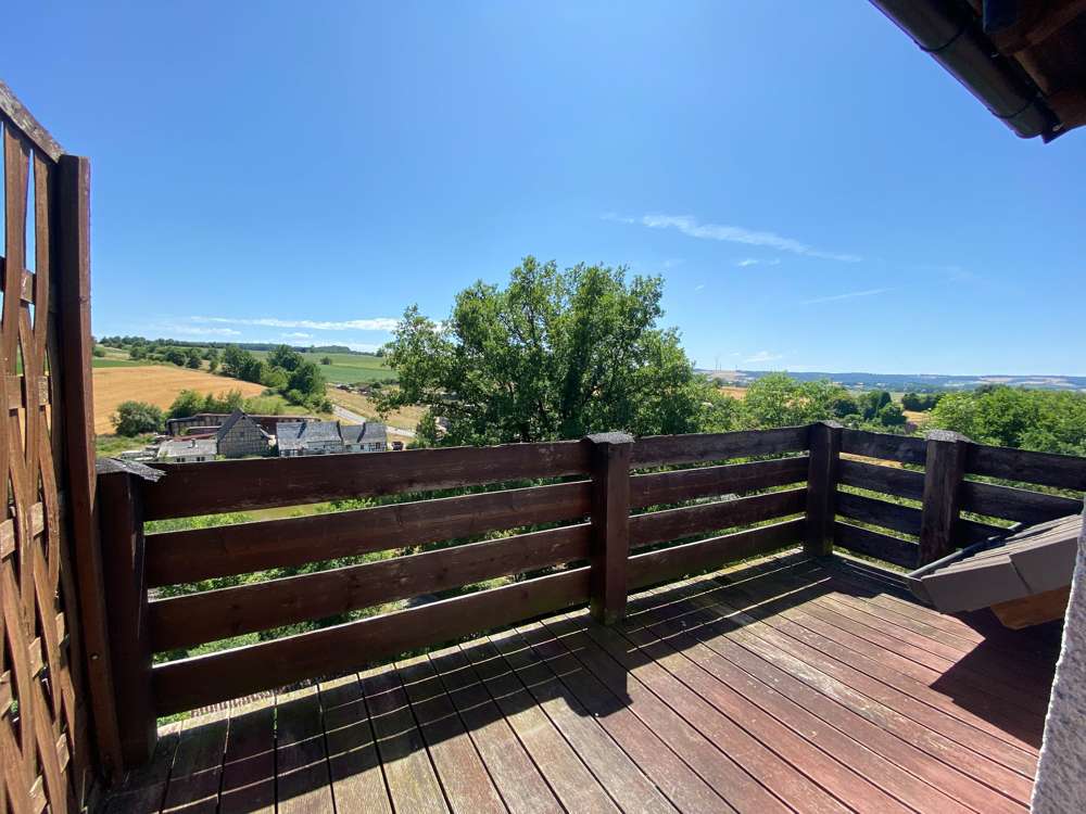 Immobilie in Itzgrund - Helle 3-Zimmer-Maisonettewohnung mit Balkon, Weitblick & Garage in gepflegtem Mehrfamilienhaus - Bild 2