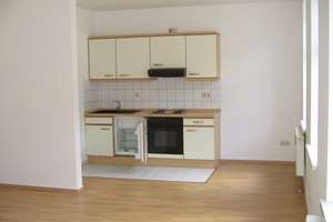 schöne Wohnung mit EBK und Laminatboden