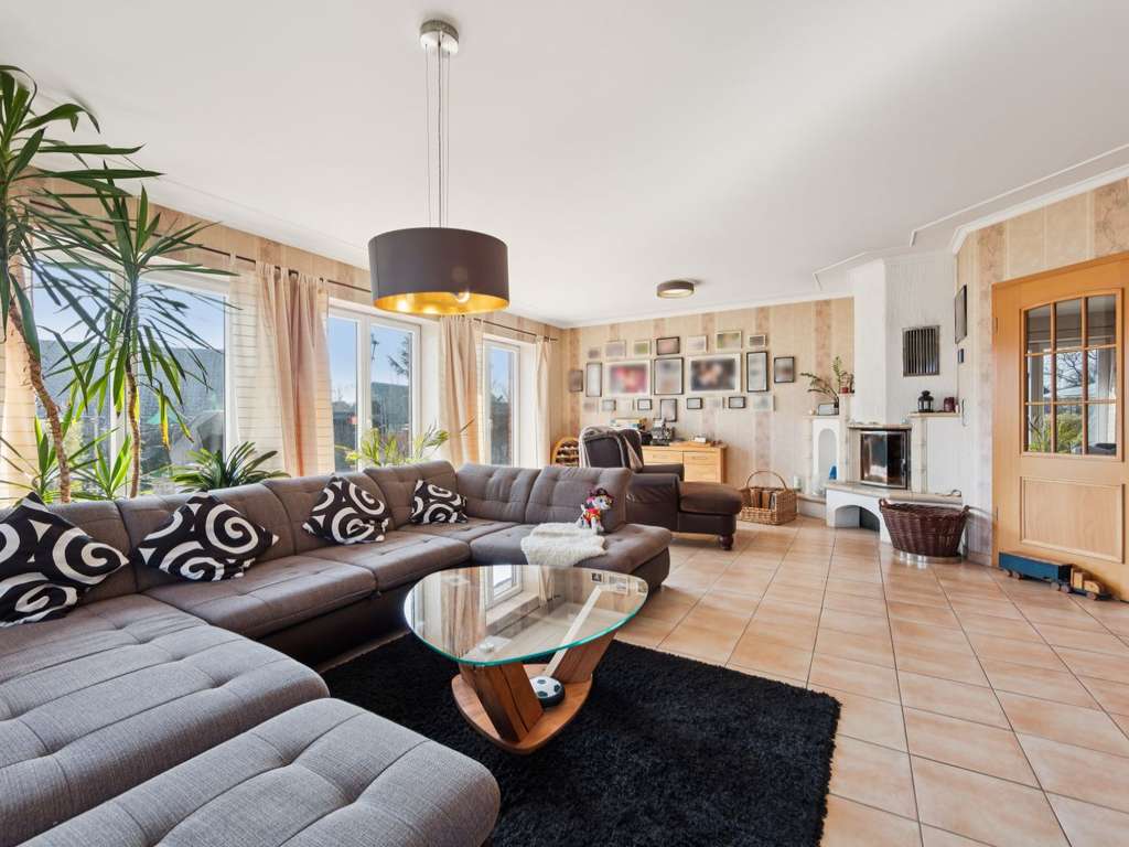 Immobilie in Auetal - Großzügiges Einfamilienhaus mit wunderschönem Garten in Auetal zwischen Rinteln und Hannover - Bild 2