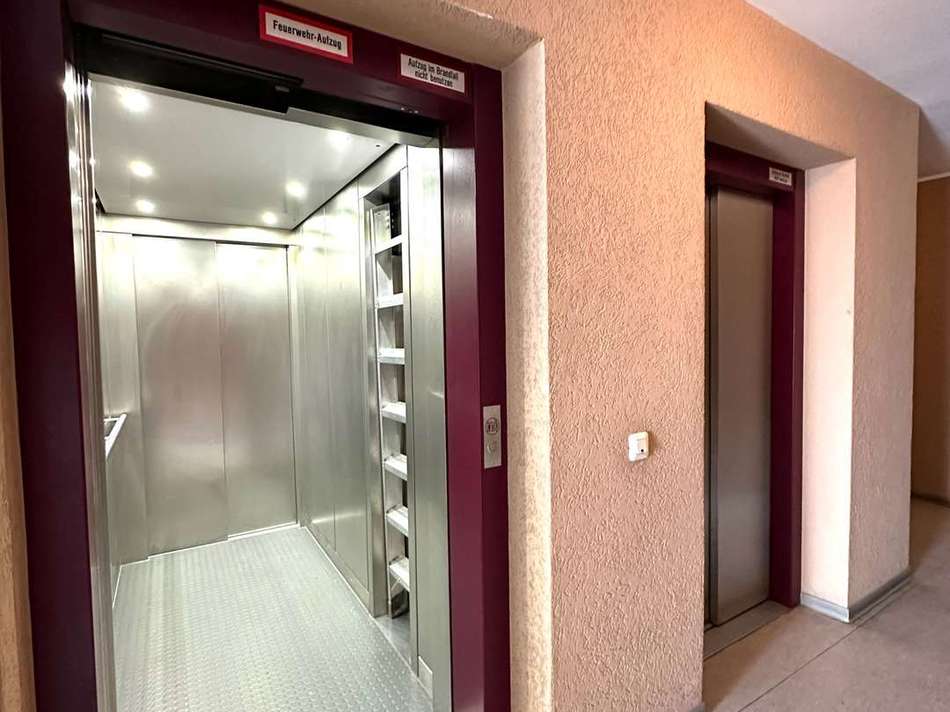 Zwei Fahrstühle