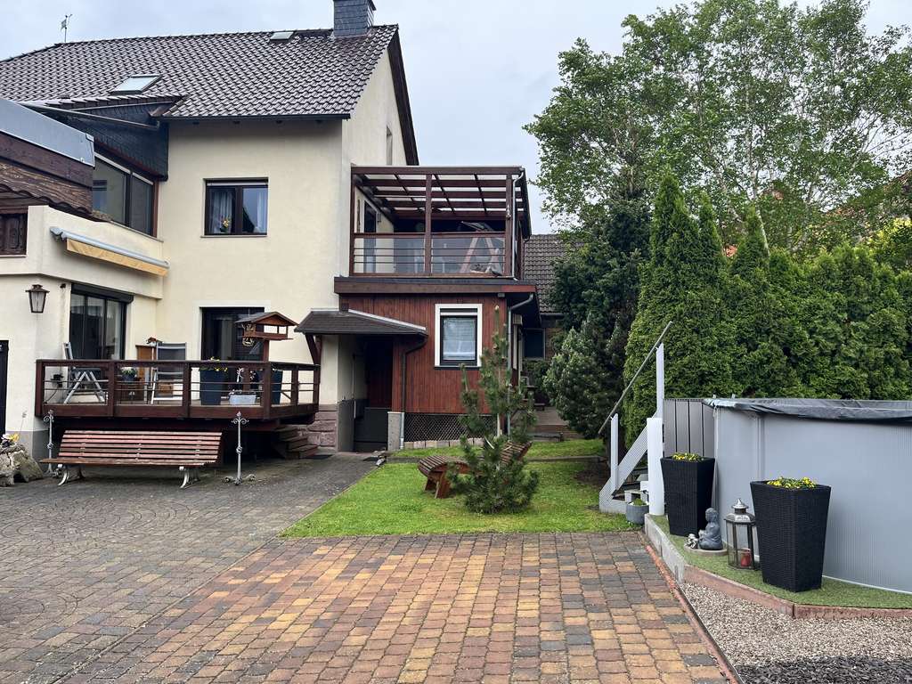 Immobilie in Kyffhäuserland - Viel Platz für ein oder zwei Familien in einem vollständig sanierten Wohnhaus in  Steinthaleben - Bild 1
