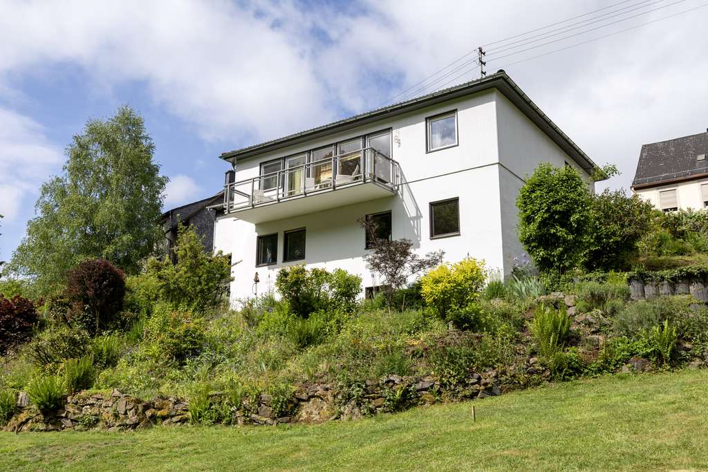 Der Traum vom Eigenheim! Freistehendes Einfamilienhaus mit viel Stauraum und traumhaftem Naturgarten