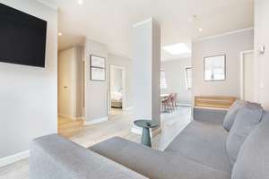 Nahe Rosa-Luxemburg-Platz: 2,5 Zimmer DG-Wohnung im 4. OG, West-Terrasse, Einbauküche, Wannenbad – Schönhauser Allee 186, 10119 Prenzlauer Berg, Berlin – Vorschaubild 6