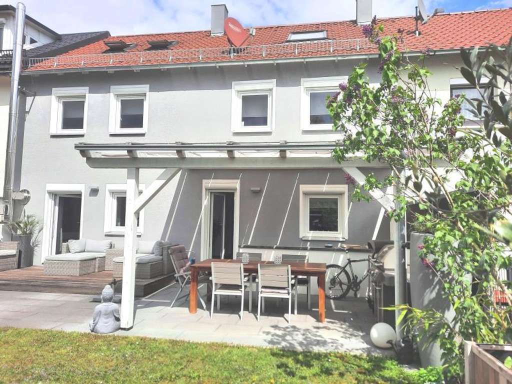 Sehr fein saniertes 1-2 Generationenhs. in ruhiger Lage v. RT- Nord. 3 Bäder+Gar.+KFZ Plätze+Büro..