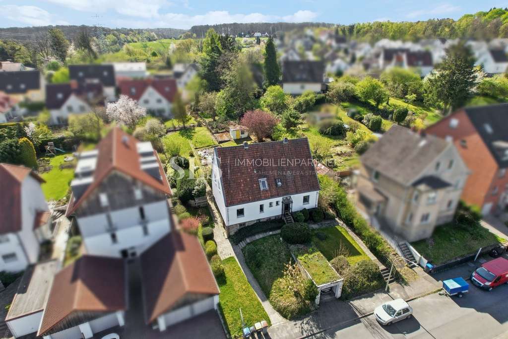 Charmantes Haus in hervorragender Lage mit Gartenidylle und zwei vermieteten Einheiten im DG
