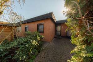 Charmanter Bungalow mit Entwicklungspotenzial in Monheim am Rhein – Die vollständige Adresse der Immobilie erhältst du vom Anbieter., 40789 Monheim am Rhein – Vorschaubild 1