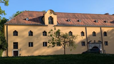 Seltene Gelegenheit: 3 Zimmer-Dachgeschosswohnung mit Loftcharakter im Schlossbereich Prüfening