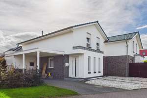 Moderne Doppelhaushälfte in Oldenburg – 134 m² Wohnfläche, Wintergarten, Carport & gepflegter Z – Die vollständige Adresse der Immobilie erhältst du vom Anbieter., 26127 Alexandersfeld, Oldenburg (Oldenburg) – Vorschaubild 1