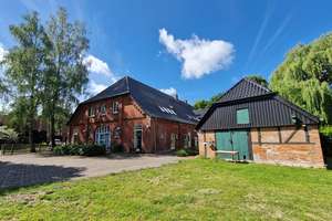 Dachgeschosswohnung mit Gartennutzung im kernsanierten Landhaus