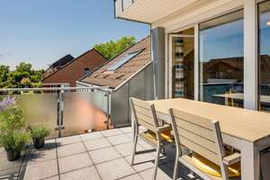 Schöne 3,5-Zimmer Galeriewohnung mit großem Balkon + FBH + EBK + Keller + Garage + Spitzboden