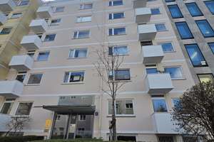 Helle 2 Zimmer Wohnung im Lehel mit Balkon und Loggia zum Innenhof