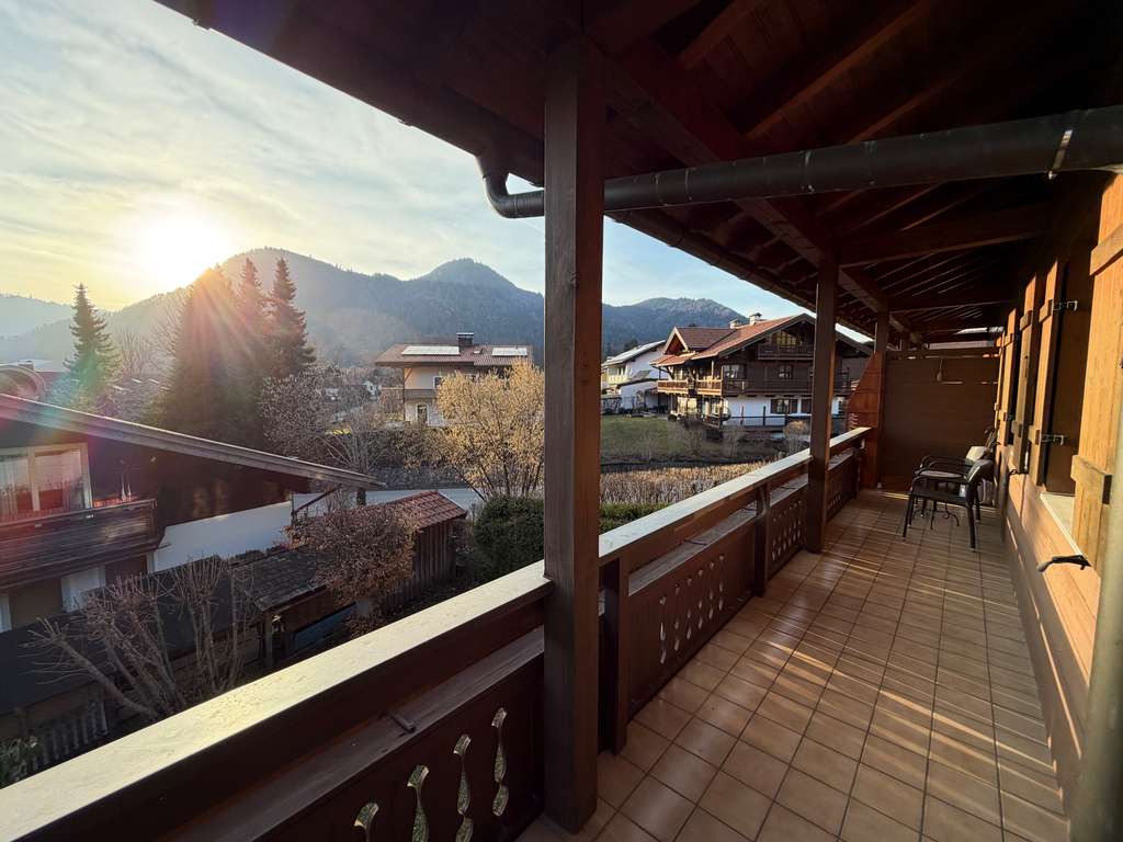 Immobilie in Ruhpolding - Schöne helle ca. 70qm Wohnung mit großem Balkon, toller Aussicht, Keller, Garage und 2 Stellplätzen - Bild 3