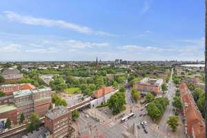 Skylineblick aus der 21. Etage, urbanes Living über den Dächern Hamburgs – Die vollständige Adresse der Immobilie erhältst du vom Anbieter., 22083 Barmbek-Süd, Hamburg – Vorschaubild 1