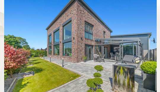 Bild von Modernes Industrie Architektenhaus mit Halle