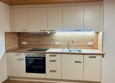 Hochwertig renovierte und voll möblierte 2-Zimmer-Wohnung im Obergeschoss