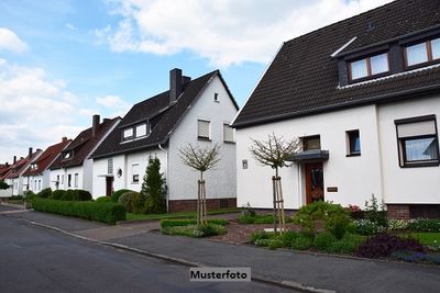 Stilvolles Wohnen im neuen Heim: Einfamilienhaus inklusive Garage und Gartenteich
