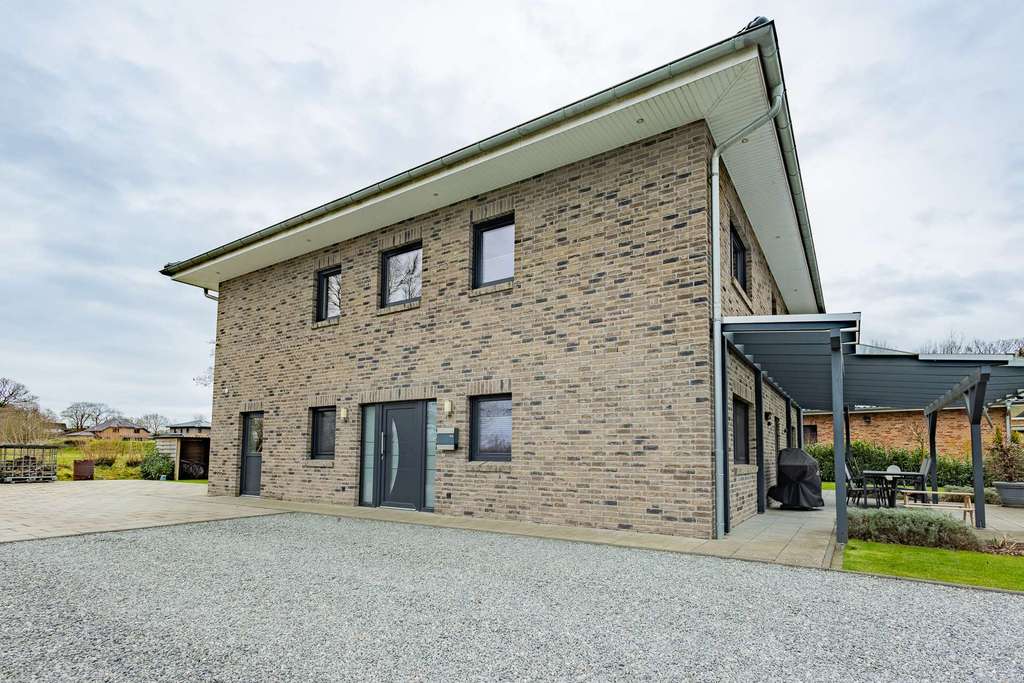 Immobilie in Nienborstel - Luxuriöses Familienwohnen – moderne Stadtvilla mit Garten, Sauna und Pizzaofen - Bild 1