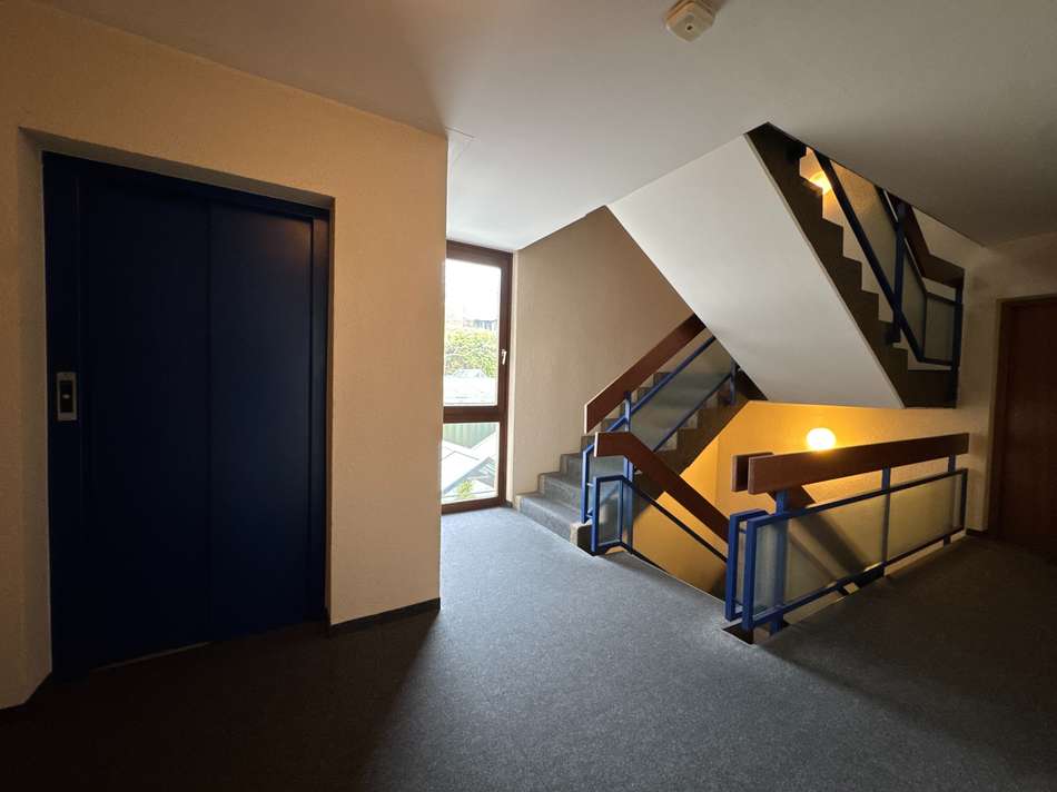 Treppenhaus mit Aufzug