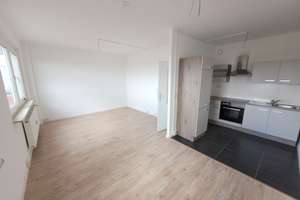 Ruhige Lage, kurze mit Platz für 2 Zahnbürsten im Bad - 2 Zimmer, Balkon & EBK