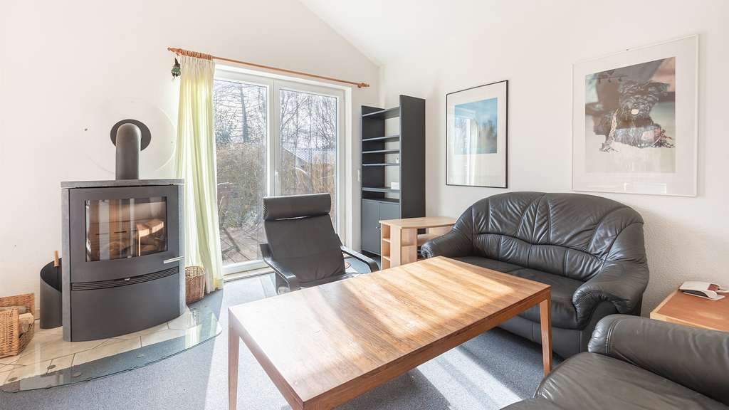 Immobilie in Nehms - Charmantes Ferienhaus mit Kamin und großem Garten unmittelbar am Nehmser See! - Bild 1