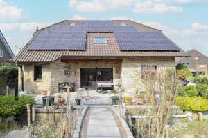 Exklusives EFH mit Bruchsteinfassade, Carport und PV-Anlage in Rheda