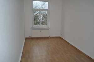 Großzügige 2-Zimmer mit Laminat, Wanne und Balkon in zentraler Lage! EBK mgl. – Südbahnstraße 4, 9111 Zentrum, Chemnitz – Vorschaubild 3