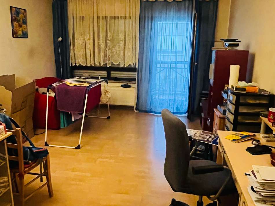 Wohnraum mit Zugang zum Balkon