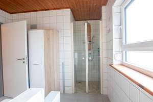 Wohnen mit Charme: Barrierearmer Holzbungalow mit Kamin und überdachter Terrasse – Die vollständige Adresse der Immobilie erhältst du vom Anbieter., 26532 Großheide – Vorschaubild 9