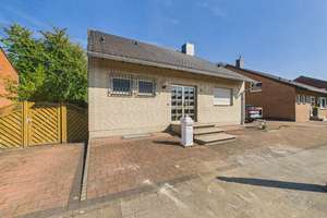 Zeitlose Eleganz in Split-Level-Bauweise – mit Kamin, Garage und Dachausbauoption – Die vollständige Adresse der Immobilie erhältst du vom Anbieter., 50126 Bergheim – Vorschaubild 2