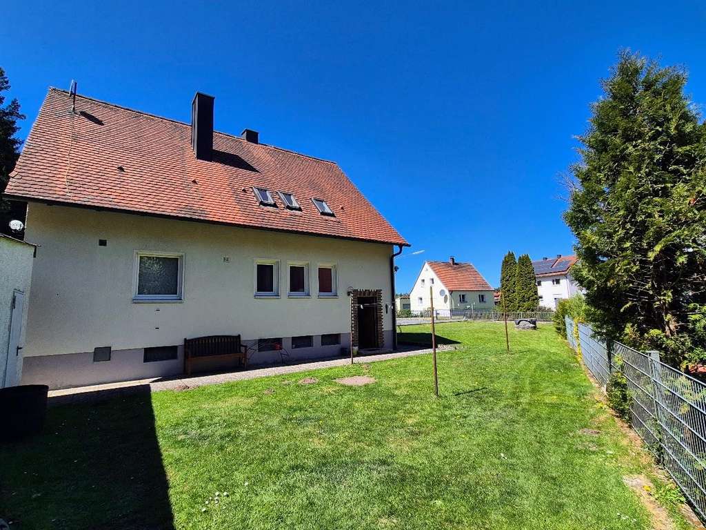 Immobilie in Weiherhammer - Natur pur & Renditechance: Gepflegtes Zweifamilienhaus am Waldrand – Provisionsfrei!  - Bild 0