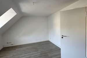 Helle 2-Zimmer- Dachgeschosswohnung in Aachen ab sofort zu vermieten – Küpperstraße 1, 52066 Burtscheider Kurgarten, Aachen – Vorschaubild 2