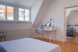 Liebevolle Dachgeschossatmosphäre mit Wohnküche und Kaminofen – Hiltenspergerstr. 19, 80796 Neuschwabing, München – Vorschaubild 8
