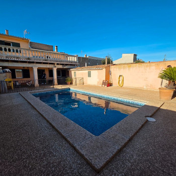 HAUS MIT POOL IN CONSELL