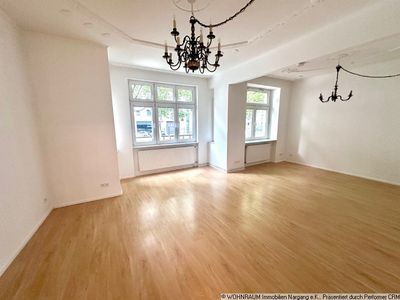 Schicke ALTBAUWOHNUNG mit großem SÜDBALKON, gegenüber vom Zollhafen