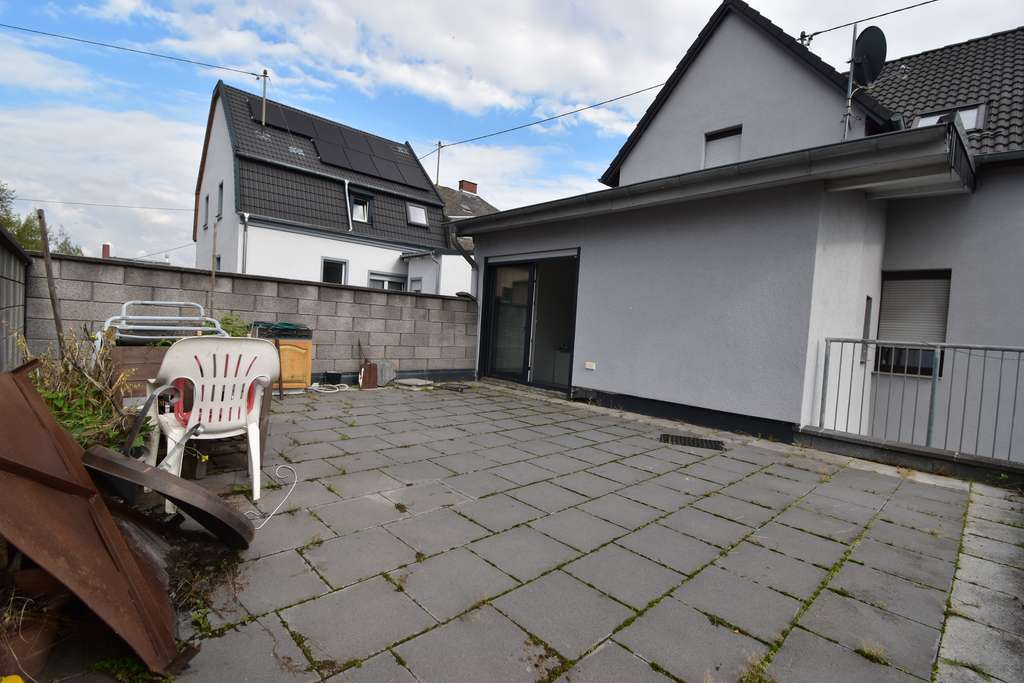 Immobilie in Kruft - Großes Raumangebot mit 2 sep. Wohneinheiten, erschwinglich, solide und teilsaniert, 205 m² Wohnfl. - Bild 1