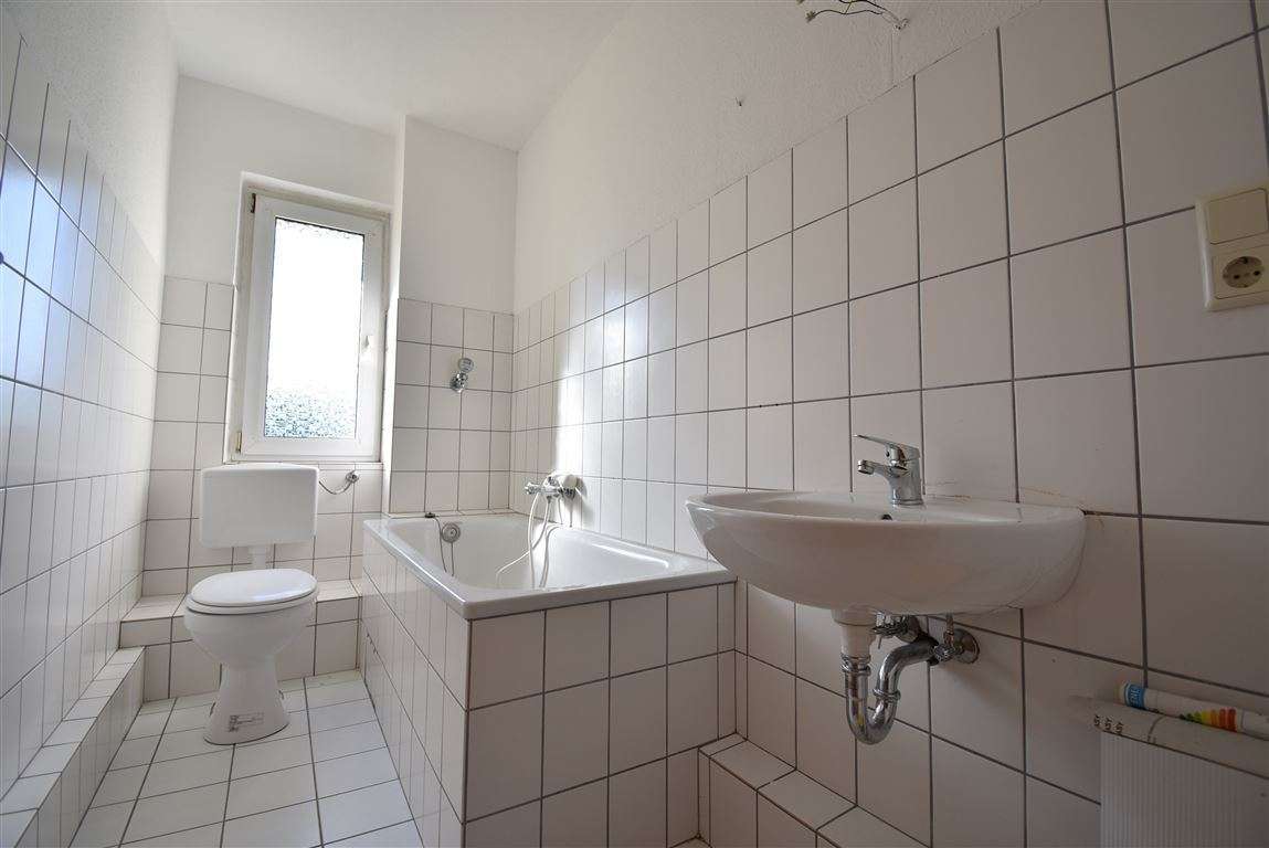 Immobilie in Voerde (Niederrhein) - Provisionsfreies Immobilienpaket! 2 Wohnungen in einem Haus in Voerde zu verkaufen  - Bild 2