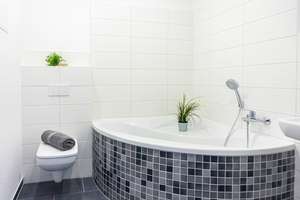 Highlight-Wohnung mit Eckbadewanne und Einbauküche – Helbersdorfer Str. 94c, 9120 Helbersdorf, Chemnitz – Vorschaubild 1
