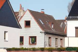 Einfamilienhaus nebst Balkon und Garage