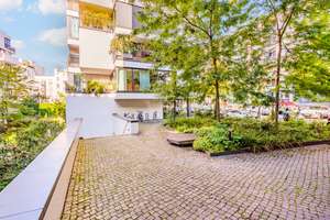 Lichterfüllte Atmosphäre und urbane Gelassenheit mit sonnigem Balkon und offenem Wohnbereich – 10247 Friedrichshain, Berlin – Vorschaubild 2