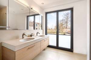 Haus-im-Haus: Großzügiges Domizil in stylischer Design-Ästhetik mit sonnigem Garten – Die vollständige Adresse der Immobilie erhältst du vom Anbieter., 81927 Englschalking, München – Vorschaubild 5