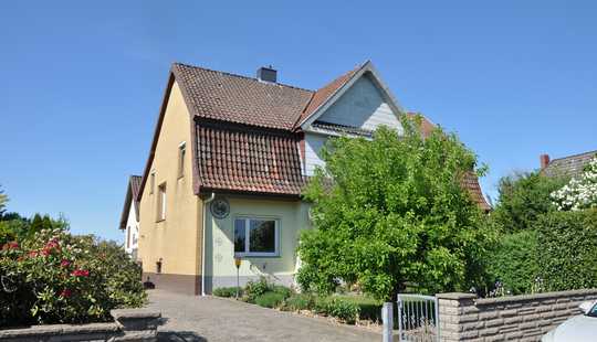 Bild von Feldblick: Mansarddach-DHH mit 1064 m² Grundstück, Vollkeller, Garage & Nebengebäude